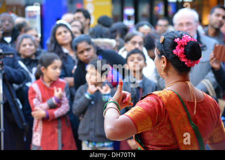 Donna indù dancing, Diwali celebrazioni a Croydon High street, Surrey Foto Stock