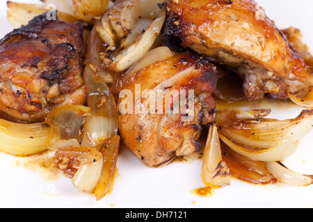 Pollo arrosto bacchette con sugo di cipolla Foto Stock