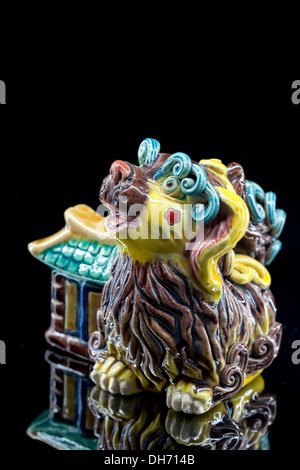 Scultura tradizionale cinese di segno zodiacale, cane guardia home Foto Stock