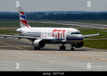 CSA Airlines volo tassare su asfalto Prague Ruzyne Airport.Czech Airlines Foto Stock