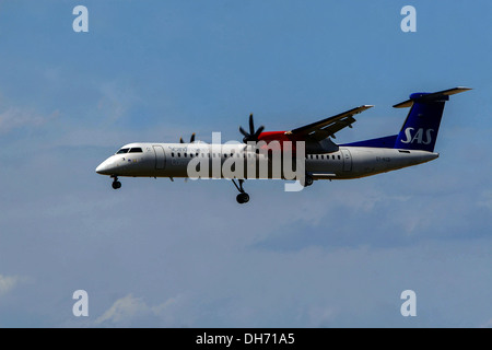 SAS gestito da ATR 72-600 atterraggio aereo all'aeroporto di Praga Ruzyne. Foto Stock