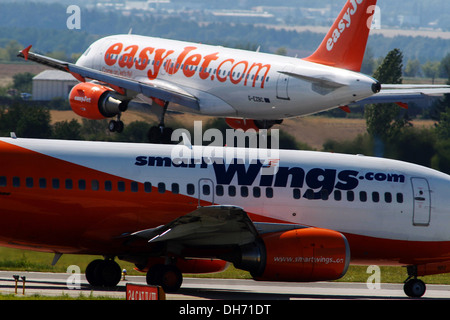 L'atterraggio dell'aereo easyJet e la compagnia aerea Aircraft Smartwings Low Cost aspettano il decollo dall'aeroporto di Praga Foto Stock