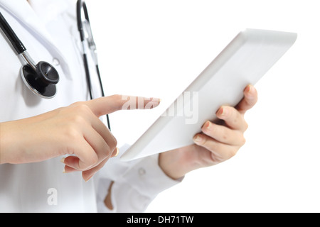 In prossimità di una donna medico mano toccando un tablet pc isolati su sfondo bianco Foto Stock