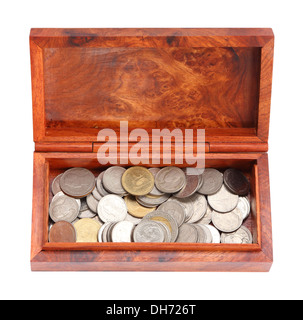 Aperto salvadanaio in legno con monete su sfondo bianco (con percorso di clipping) Foto Stock