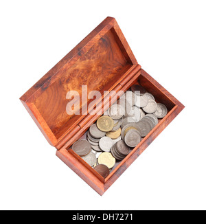 Aperto salvadanaio in legno con monete su sfondo bianco (con percorso di clipping) Foto Stock