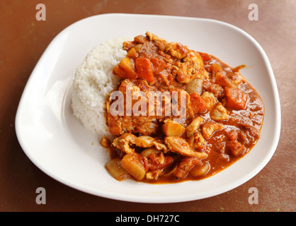 Pollo al curry piccante e riso sul piatto Foto Stock