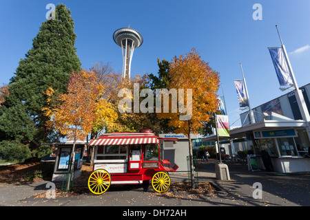 Centro di Seattle con la caduta delle foglie - Abbassare il Queen Anne, Seattle, King County, Washington, Stati Uniti d'America Foto Stock