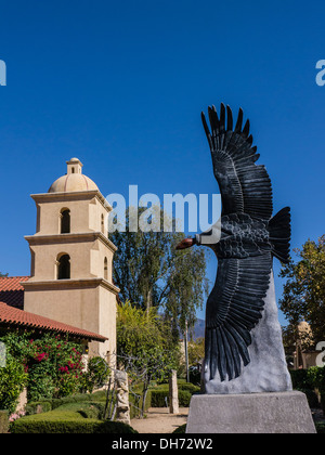 Campanile di Ojai Valley Museum e la scultura da Carlyle T. Montgomery intitolata "Condor e gioventù impennata per la libertà". Foto Stock