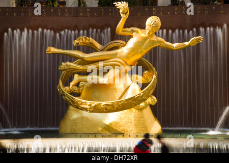 Gold Prometheus statua, Rockefeller Center di New York City Foto Stock