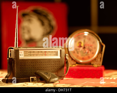 Vecchia radio in custodia in pelle e vecchio orologio nel corso degli anni sessanta-1970s in Cina Foto Stock