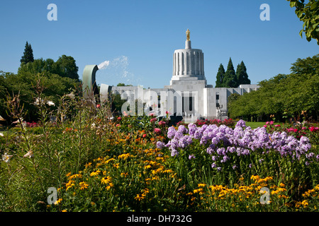 OREGON- Fiori vicino Sprague e fontane a parete sulla Capitol Mall vicino all'edificio legislativo presso il Campidoglio a Salem. Foto Stock