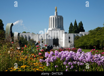 OREGON - Fiori vicino Sprague e fontane a parete sulla Capitol Mall vicino all'edificio legislativo presso il Campidoglio a Salem. Foto Stock