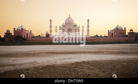 L'iconico Taj Mahal al tramonto in Agra, India. Foto Stock