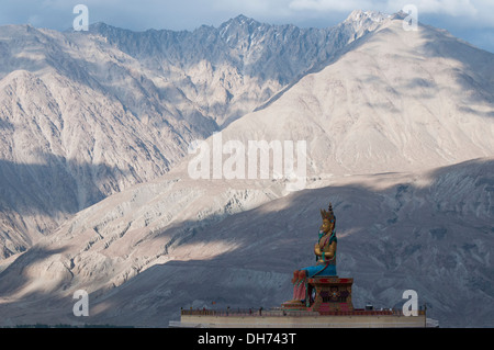 Gigante Buddha Maitreya sotto la secolare Diskit Gompa (monastero) nella Valle di Nubra, Ladakh Foto Stock