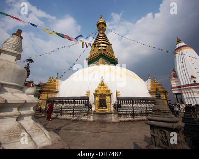Il complesso di Swayambhunath, aka Monkey Temple, un importante luogo di pellegrinaggio per entrambi i buddisti e indù a Kathmandu, Nepal. Foto Stock