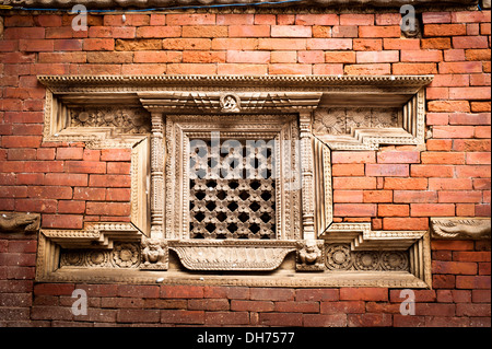 Tempio indù architettura dettaglio. Scolpiti in legno finestra sul vecchio Palazzo Reale. Il Nepal, Kathmandu, Durbar Square, Hanuman Dhoka Foto Stock