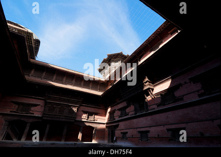 Tempio indù di architettura. Scolpiti in legno vecchio Palazzo Reale. Il Nepal, Kathmandu, Durbar Square, Hanuman Dhoka Foto Stock