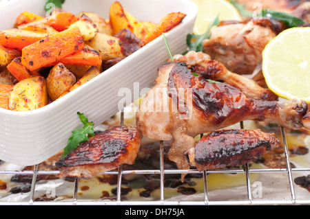 Arrosto tagliate in quarti di pollo organico. Foto Stock