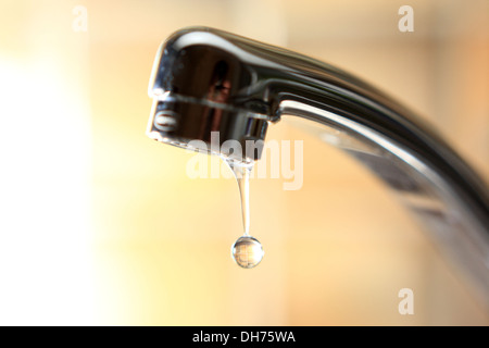 Il gocciolamento del rubinetto senza sfondo Foto Stock