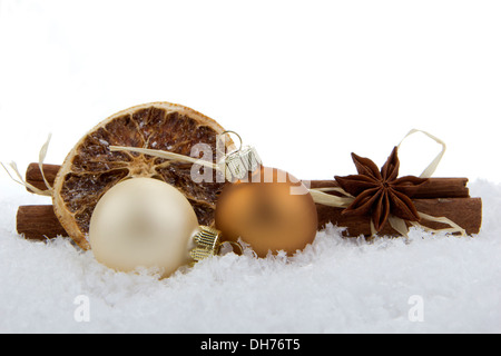 Decorazione di Natale, le sfere sulla neve artificiale con sfondo bianco Foto Stock