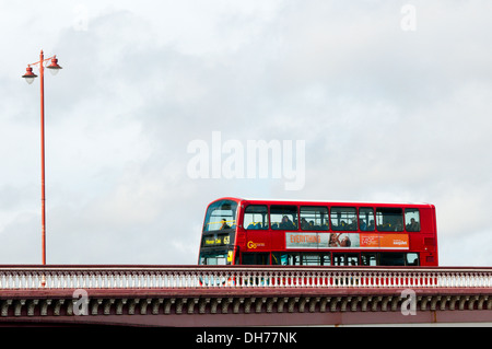 A hybrid red London double-decker bus crossing Blackfriars Bridge. Foto Stock