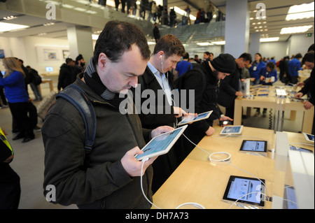 Atmosfera il lancio di nuovo la terza generazione di iPad in Apple Store su London Regent Street Londra Inghilterra - 16.03.12 Foto Stock