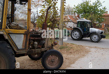 Vecchi e nuovi trattori Foto Stock