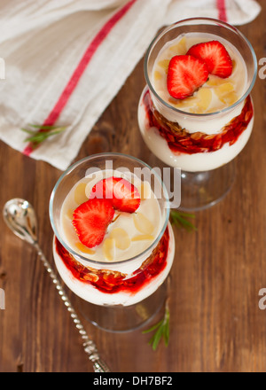 Il dessert con yogurt, muesli e fragole fresche Foto Stock