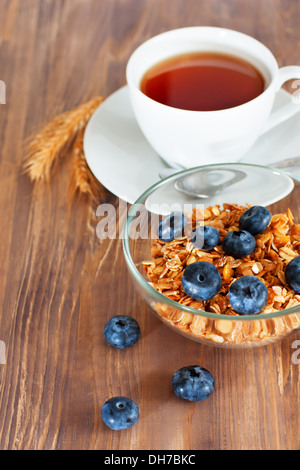 Muesli con mirtillo, una tazza di tè Foto Stock