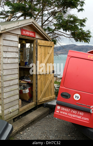 Royal Mail van e il capannone utilizzato come un ufficio per la consegna a Inverie sul telecomando Knoydart Penisola, regione delle Highlands, Scotland, Regno Unito Foto Stock