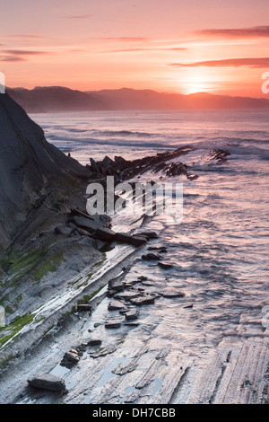 Tramonto sulla spiaggia Algorri, Zumaia, Gipuzkoa, Paesi Baschi Foto Stock