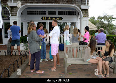 Molte persone in attesa di essere seduti al di fuori di Babette's restaurant East Hampton Foto Stock