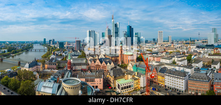 Panorama di Francoforte in Germania con il nuovo e il vecchio cityscapes. Foto Stock