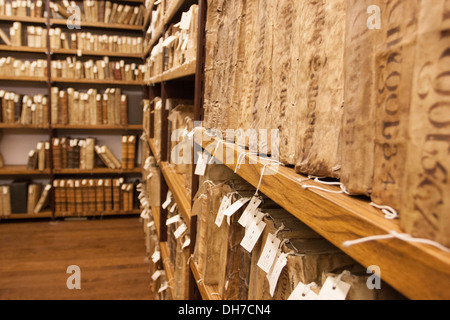 Vecchio e libri storici classificati nella libreria situata all'interno  della Cattedrale di Loyola, Azpeitia, Paese Basco Foto stock - Alamy