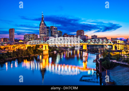 Nashville, Tennessee skyline del centro a Shelby Street Bridge. Foto Stock