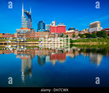 Nashville, Tennessee skyline del centro a Cumberland River. Foto Stock