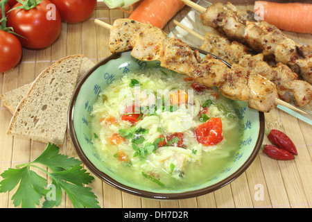 Una zuppa di pollo con uovo e prezzemolo Foto Stock