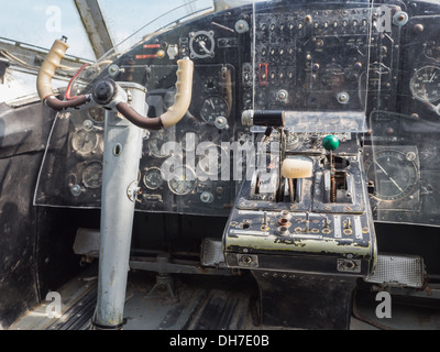 All'interno del cockpit di un Antonov An-2 piano a getto Foto Stock