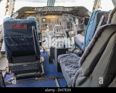 Vista dentro la cabina di pilotaggio di un jumbo jet aereo di linea Foto Stock