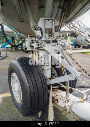 Ruote di atterraggio di un jumbo jet aereo di linea Foto Stock