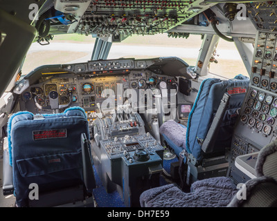 Vista dentro la cabina di pilotaggio di un jumbo jet aereo di linea Foto Stock