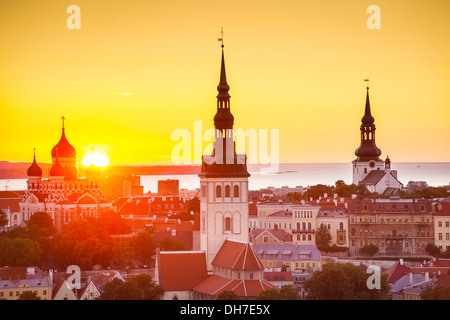 Tramonto a Tallinn in Estonia presso la vecchia città. Foto Stock