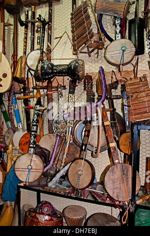 Marrakech marocco Musical Instrument shop tamburo di chitarra Foto Stock