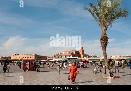 Jamaa el Fna è un quadrato e la piazza del mercato della Medina di Marrakesh trimestre (città vecchia) Marocco Foto Stock