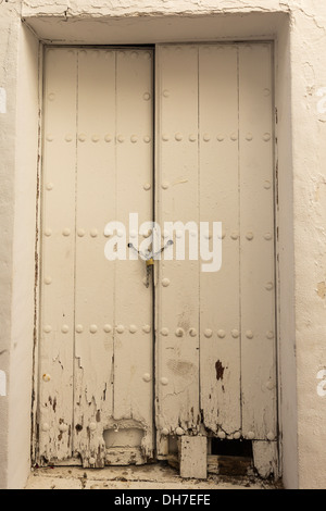 Vecchia porta bianca e un piccolo lucchetto nella città vecchia di Marbella Spagna Foto Stock