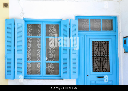 Persiane blu e la porta, nel villaggio di Panormo, sull'isola di Creta, Grecia. Foto Stock