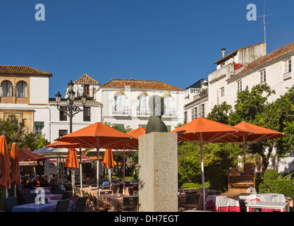 Piazza Orange e ristorante con la statua che si trova nella città vecchia di Marbella Spagna Foto Stock