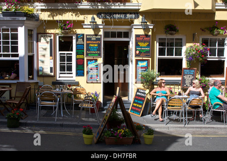 Due donne sedevano fuori un pub nel tardo pomeriggio la luce del sole Foto Stock