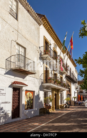 TOWN HALL nel quadrato arancione della città vecchia di Marbella Spagna Foto Stock