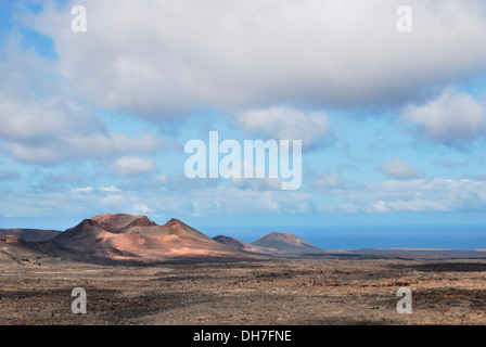 Pico Partido vulcano nel Parco Nazionale di Timanfaya. Che collega le città di Yaiza e Tinajo, Lanzarote, Spagna. Panorama. Foto Stock